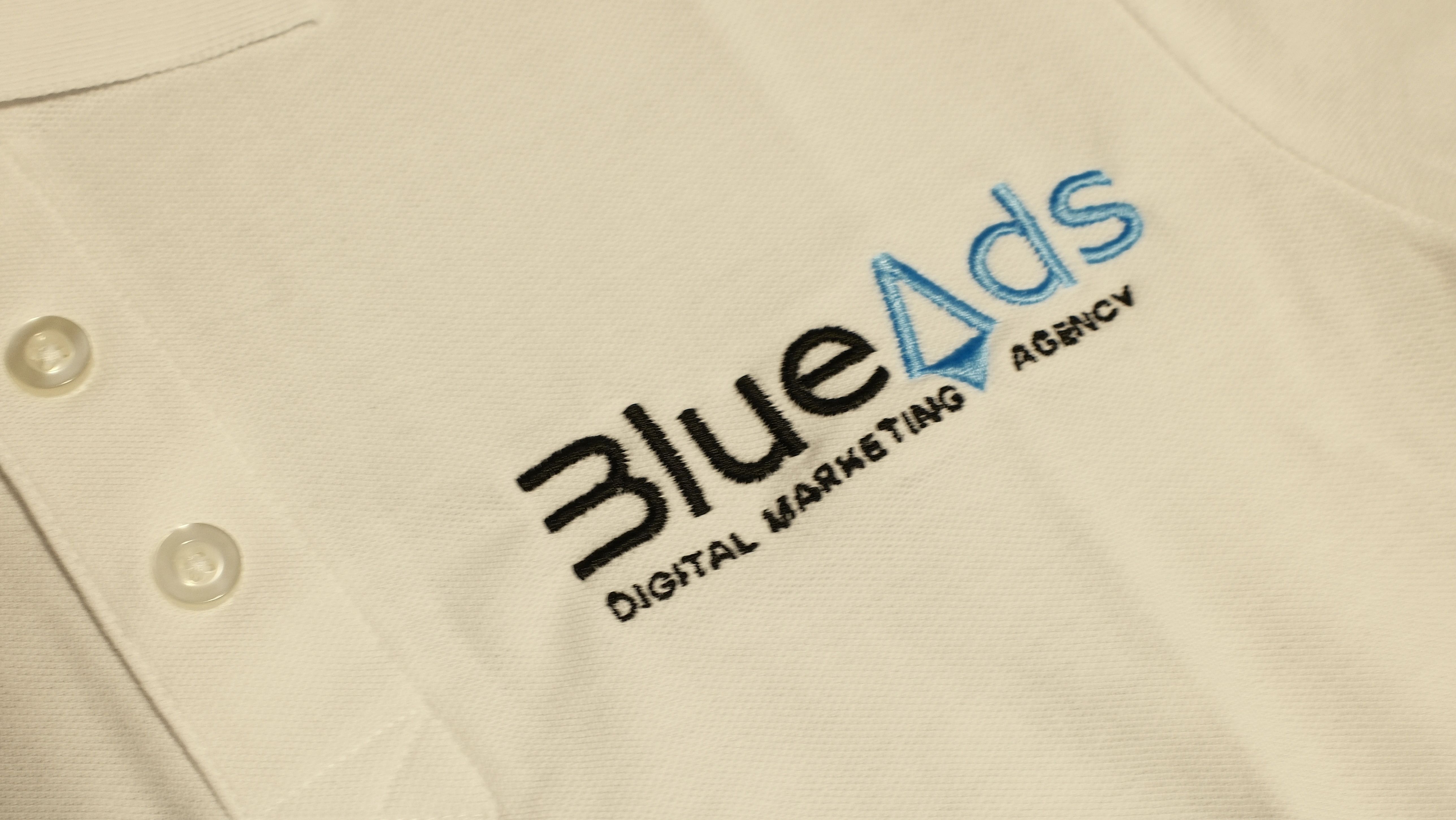 Tricouri polo corporate personalizate prin broderie pentru echipa BlueAds