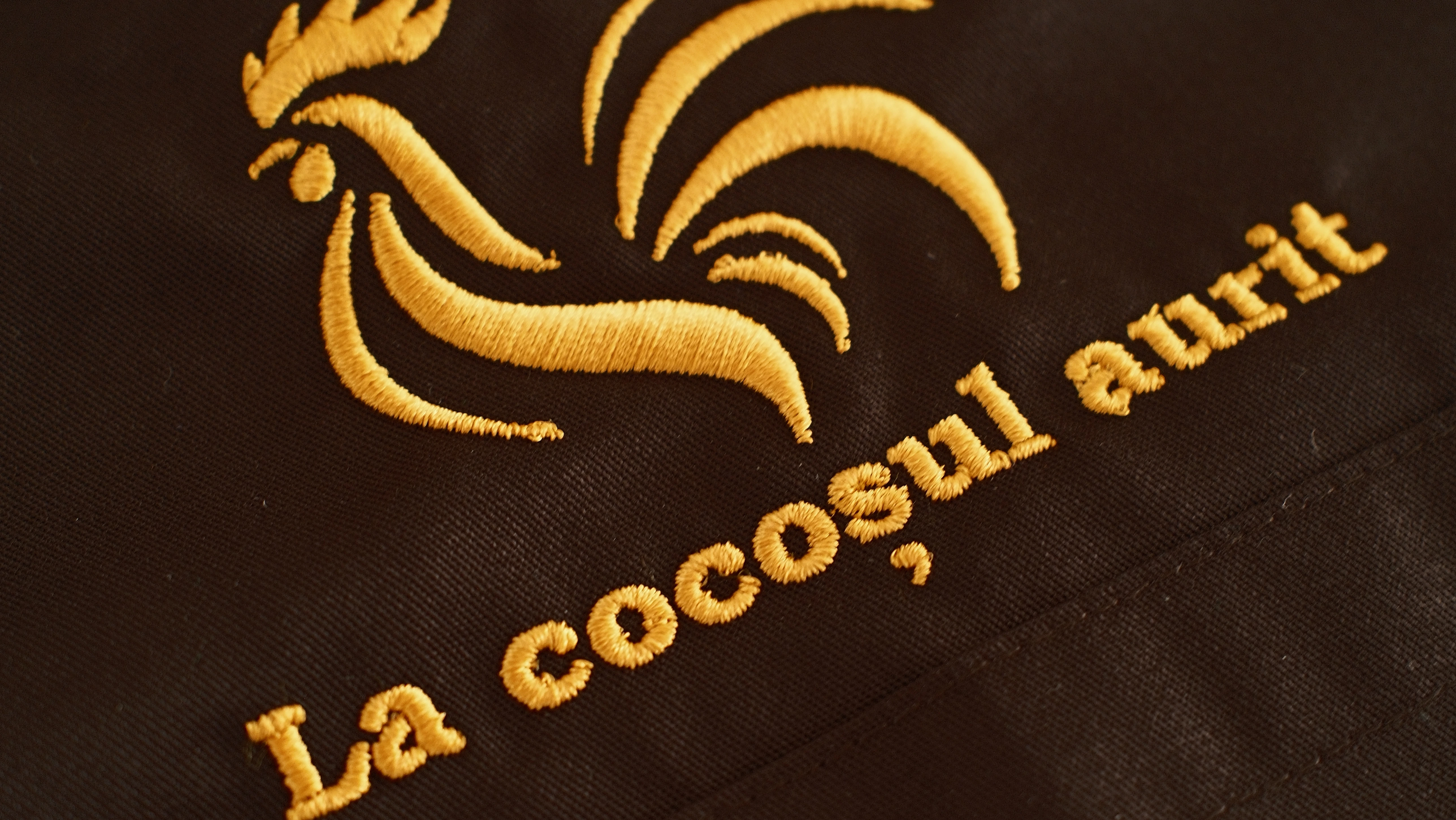 Uniforme HoReCa personalizate prin broderie și DTF pentru Cocosul Aurit