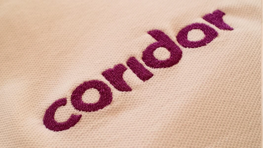 Broderie personalizata pentru tricouri polo corporate realizata de NIUA Labs pentru Coridor